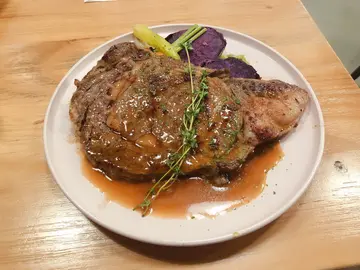 慢煮肉眼扒伴農夫菜