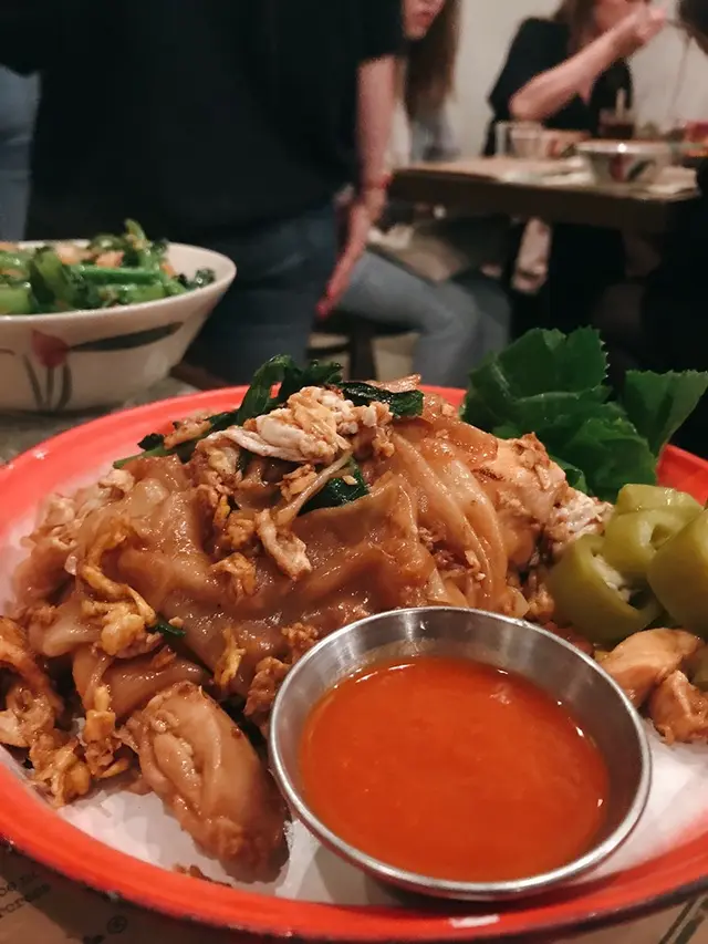 泰式炒闊河粉(雞)