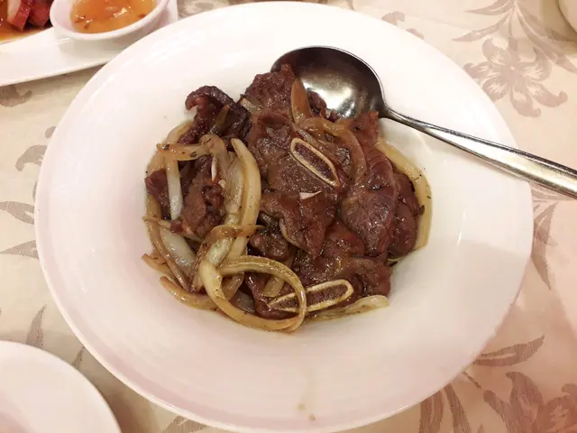 牛仔骨醃過 剛好還有少咬口
但太油膩👎