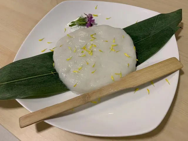 墨魚滑用小菊花和葉片作裝飾,感覺好優雅~😊
以新鮮墨魚起肉手打而成,
純正墨魚香,結實口感,彈牙有嚼勁!