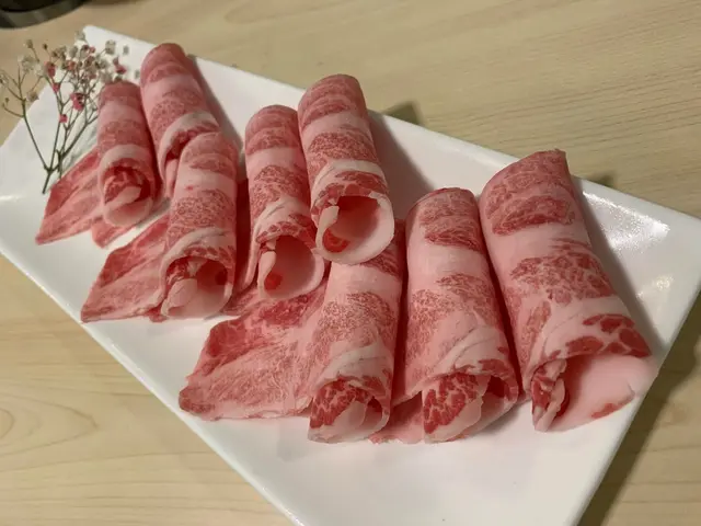 唔講可能會唔知原來呢碟係豬肉,
因為佢紋理清晰,脂肪分佈清晰可見,
平日d豬肉一定要全熟先可以食,
但呢種豬梅肉就唔需要啦
可以好似肥牛咁涮5-6秒就可以食啦!😏
口感嫩滑,鮮甜帶獨特榛子芳香,入口即溶~