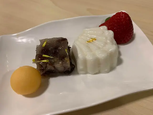 打完邊爐,
店家仲贈送甜品~
係自家製嘅椰青糕和紅豆桂花糕,
配上是令水果,正!😊