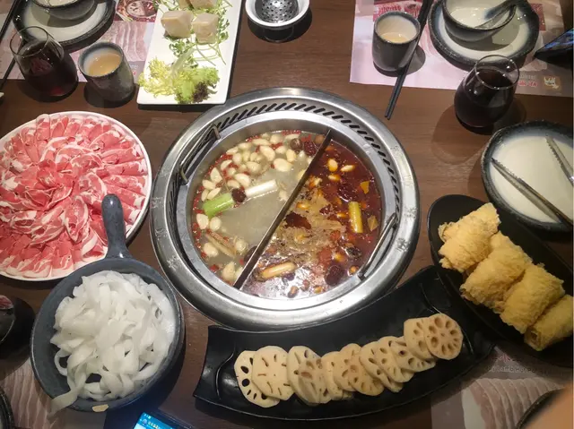 辣湯好油,但夠辣,清湯好鹹。味道還可以