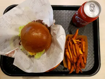 野獸風味煙肉煎蛋手打漢堡$58配蕃薯條$22