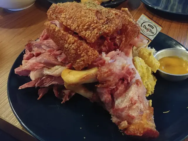 德國鹹豬手配酸菜及薯仔沙律