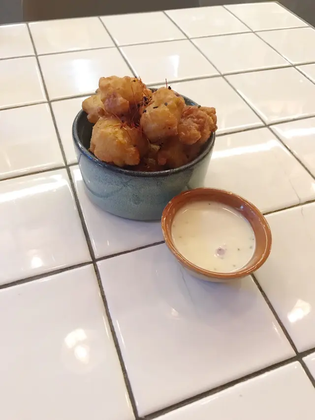 爆脆墨魚大口仔配山葵醬 $35