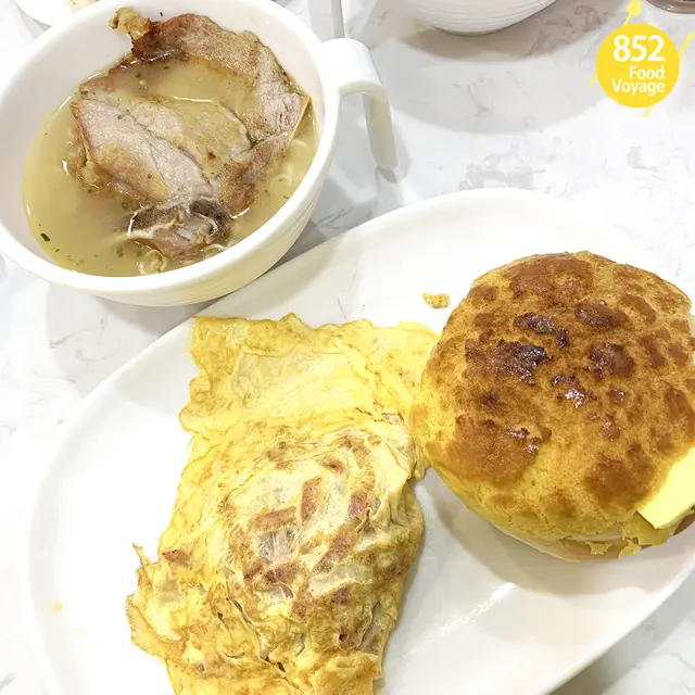 豬扒福字麵配火腿奄列菠蘿油