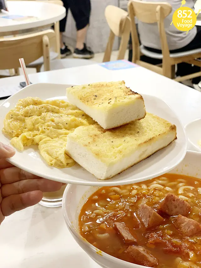 蕃茄濃湯餐肉粒通粉配炒滑蛋蒜香多士