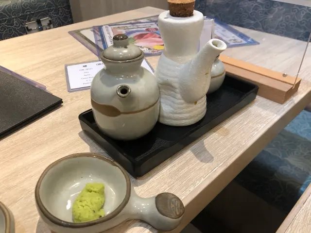 左邊甜豉油、右邊昆布豉油（刺身用）