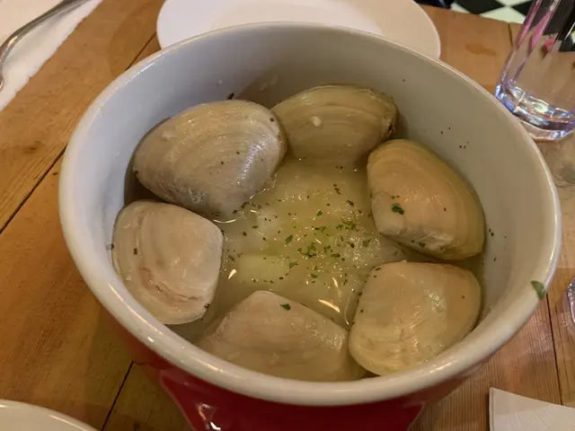 清酒蒜蓉煮活蜆湯