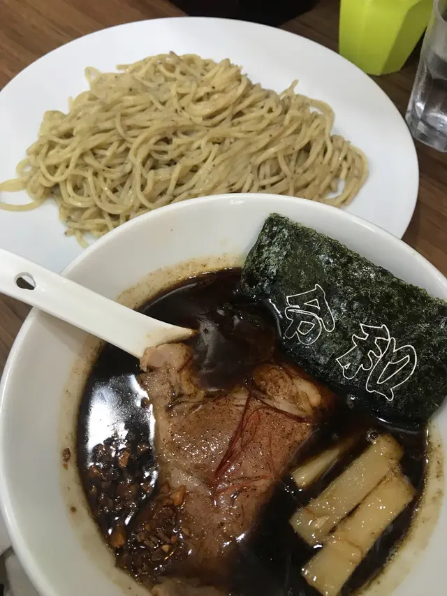 黑蒜油湯底配黑胡椒麵