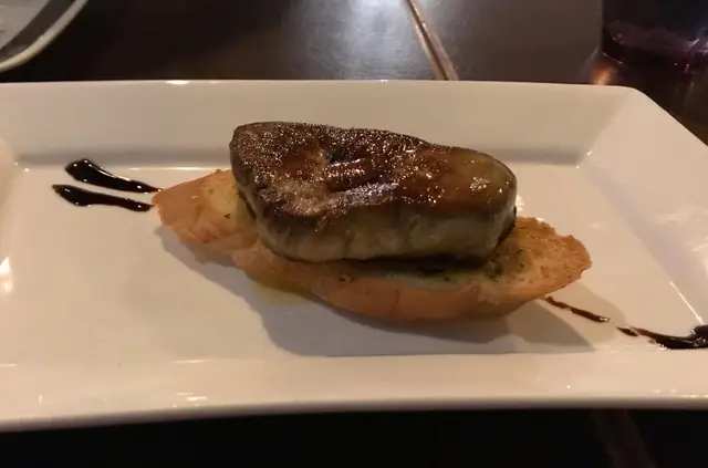 香煎鵝肝配焦糖蘋果