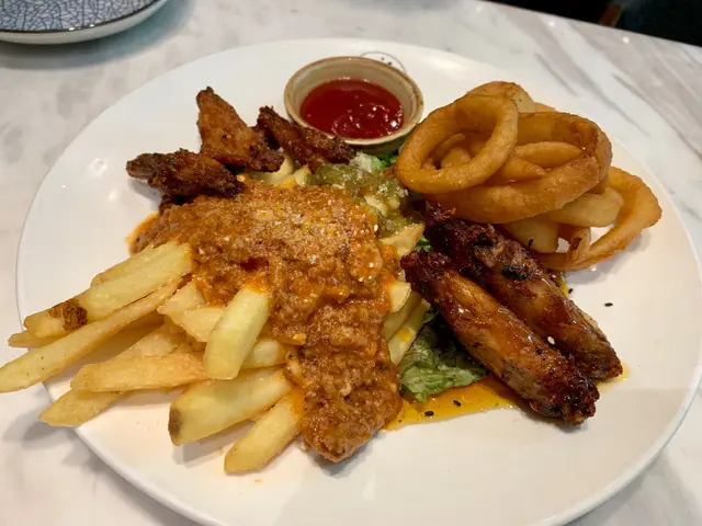 香辣雞翼、焦糕雞翼、啤酒洋蔥圈、肉醬薯條