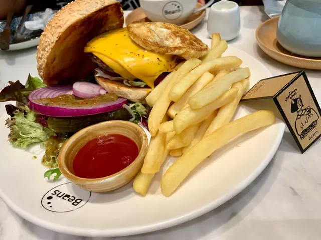 安格斯牛肉漢堡：焦糖洋蔥、車打芝士、太陽蛋、薯條