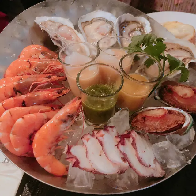 盤是整餐隻唯一亮點,散叫好像$400左右,生蠔合格,其他海鮮亦新鮮,一提個海鮮汁幾好味