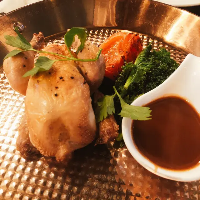 都係影相角度,現場隻春雞權頭咁大,但佢上枱隻pan係尺幾直徑,大到張枱差一點都不夠位,重點係,佢真係成隻雞上攞,大快活都會一開二,我係天巢食人地係起骨,我覺得賣相重差過KFC。