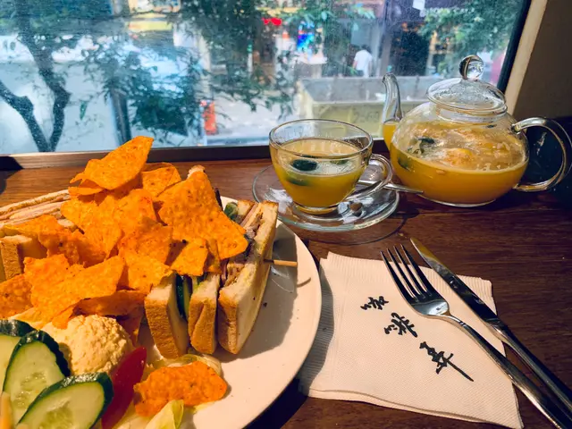 總統三文治 Club Sandwich with Chips & Egg Salad 