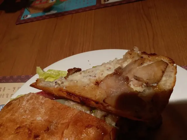 牛油果醬烤雞意式三文治