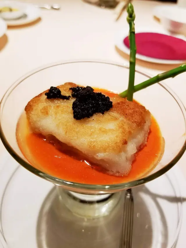 雪嶺紅梅映松露