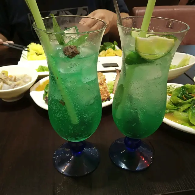 青檸薄荷梳打(右),話梅薄荷梳打(左)