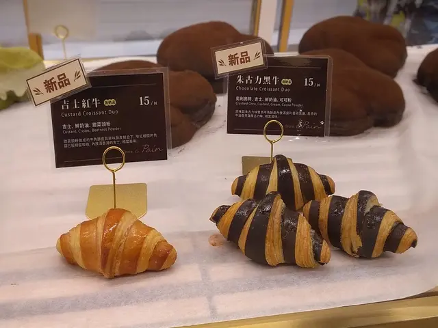 吉士紅牛、朱古力黑牛 ($15)