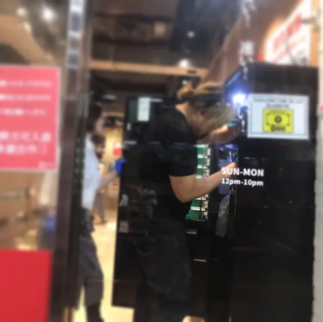 整左三十分鐘先叫外面排隊客人入去手寫落單