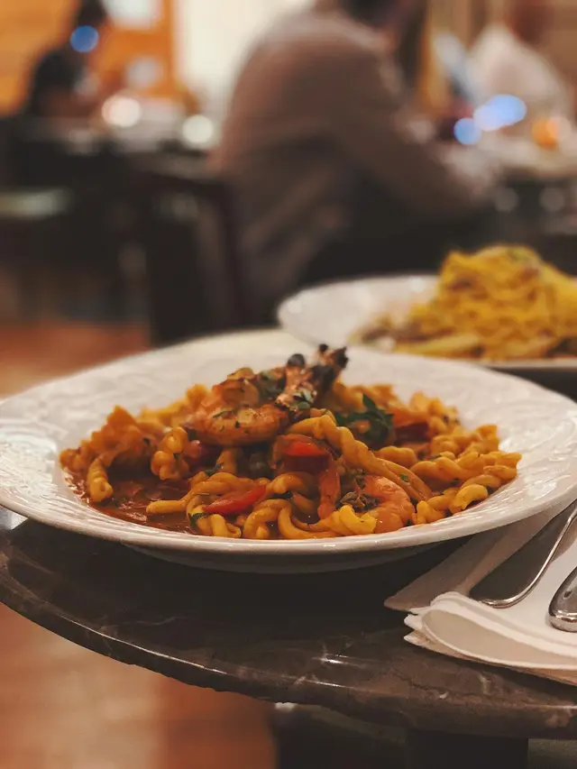 茄香辣肉腸大蝦紐紋麵