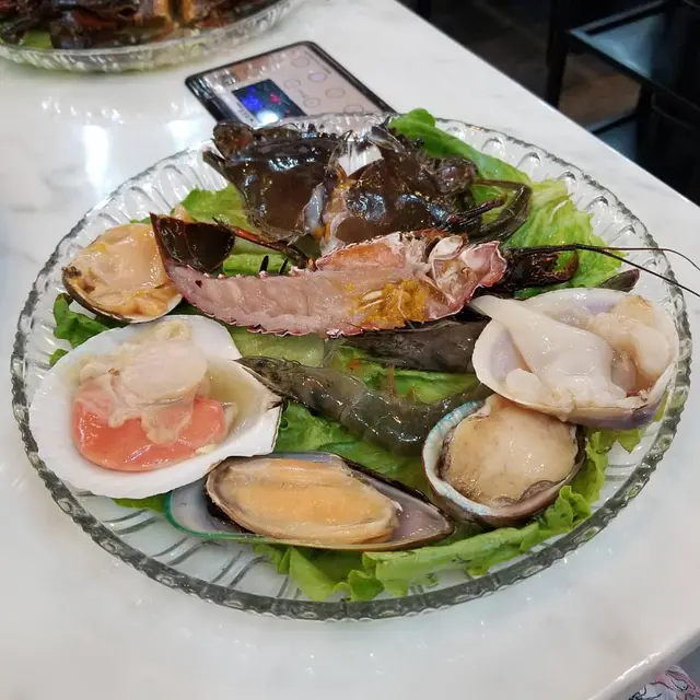 當季奄仔蟹，澳洲龍蝦，美味鮑魚，北海道元貝，北寄貝，象拔仔，海蝦，澳洲青口