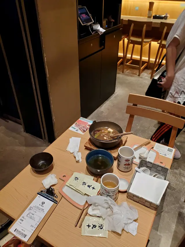 走廊位,不斷有人拿住野行黎行去收拾