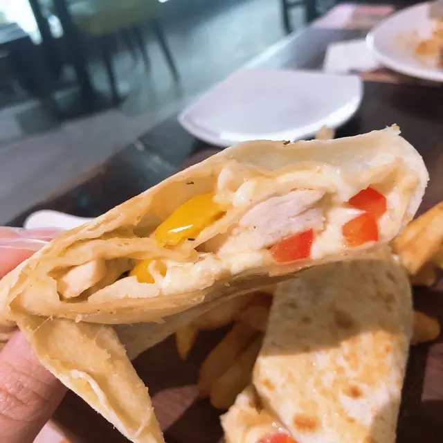 午餐K: 墨西哥雞卷伴炸薯條