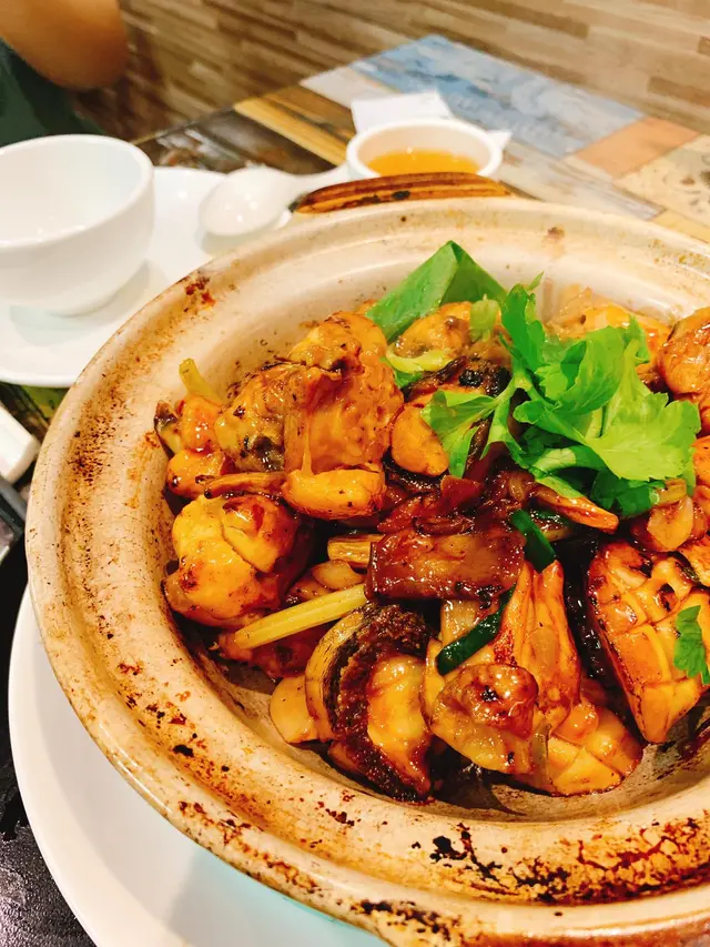 鎮店鮑魚滑雞煲