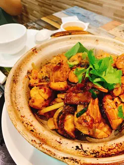 鎮店鮑魚滑雞煲
