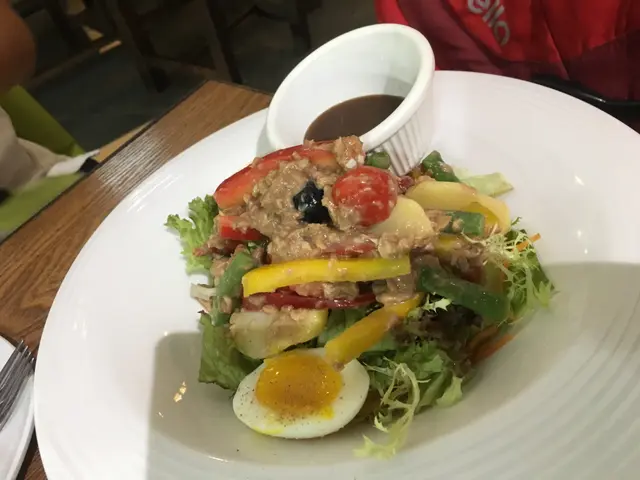 尼哥斯吞拿魚沙律伴溫泉蛋