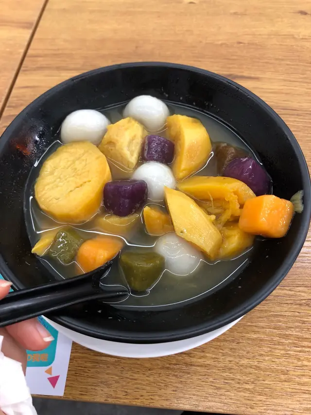 老薑蕃薯芋圓糖水配湯丸