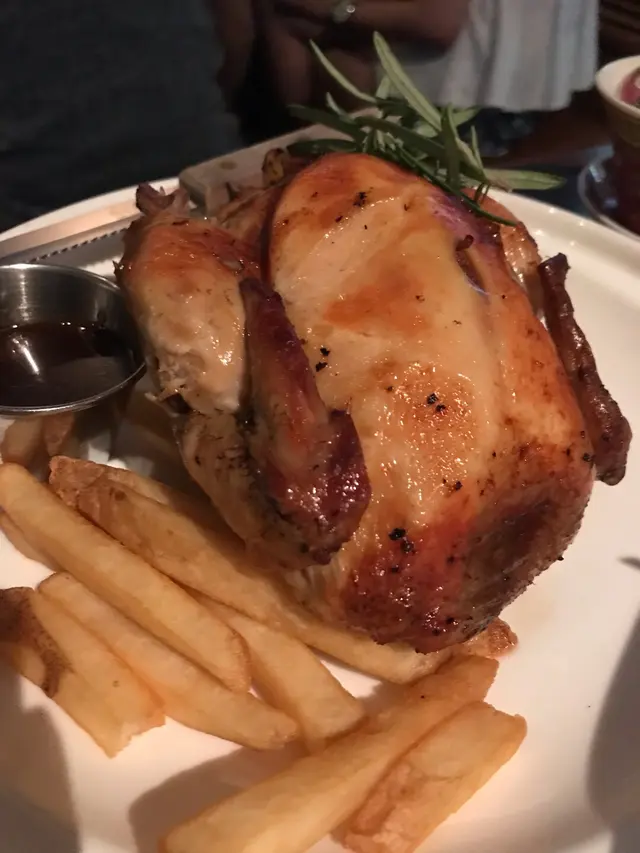 低溫慢煮燒法國春雞釀鮑魚栗子及薩丁尼亞珍珠麵伴薯條