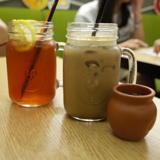 左:凍檸茶 // 右:凍咖啡