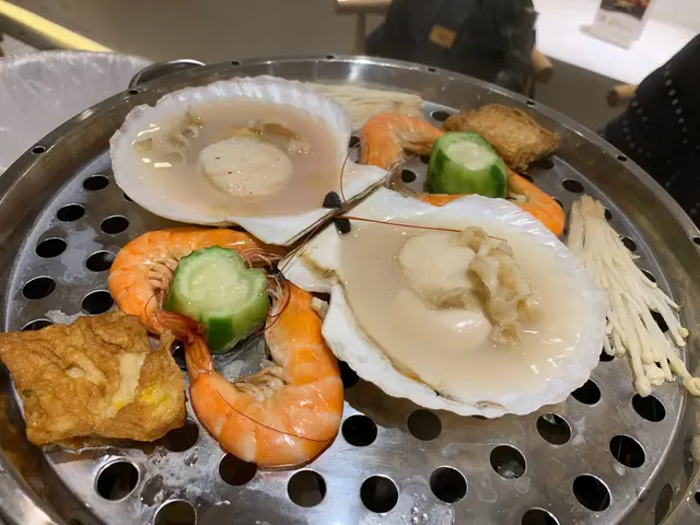 第二層：
日本元貝 (伴勝瓜)  海蝦 (伴金菇、野菜百頁豆腐) 