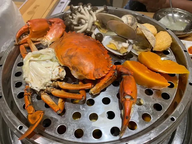 第四層:
沙巴肉蟹 (伴秀珍菇) 大花蛤 (伴木瓜、爆濃芝士丸)