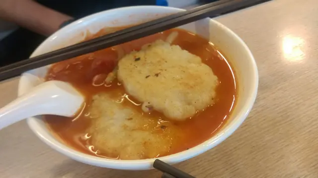 黑椒蕃茄湯底-墨魚餅蕃茄麵