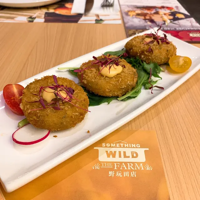 炸蟹餅配芒果乳酪