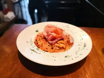 烟三文鱼，塞拉诺火腿及黑毛猪沙乐美肠片配野菌蒜香蕃茄汁意粉