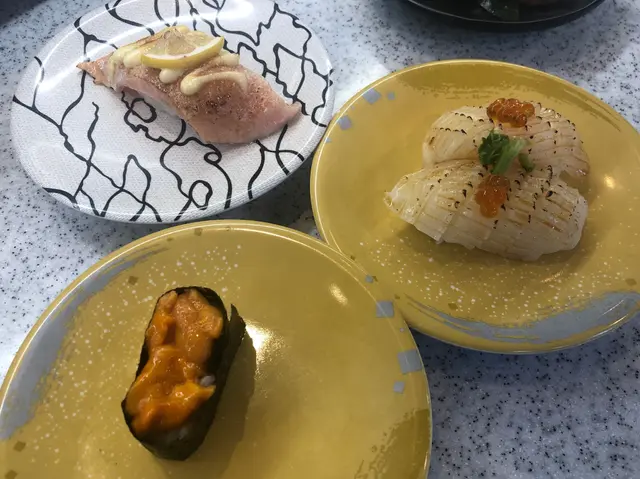 焦糖三文魚、鮮海膽軍艦、火炙墨魚壽司