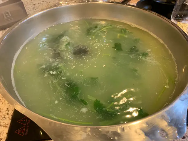 最近有點熱氣，
所以揀左清熱下火既
芫茜皮蛋湯鍋HK$65
