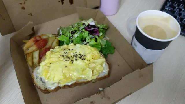 Scrambled Egg Toast and Cappuccino (Lunch Set)