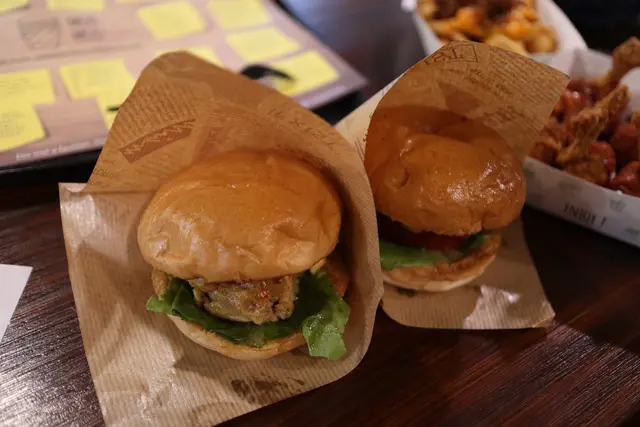 鹹蛋黃雞堡  $69  白菌之堡 $65