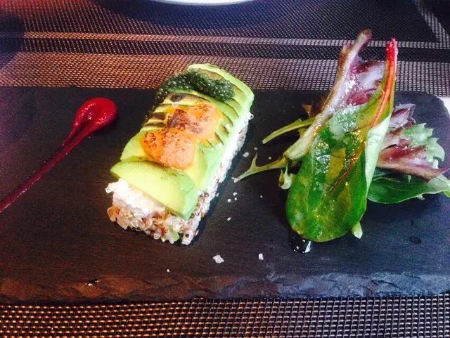 海膽牛油果藜麥蟹肉沙律