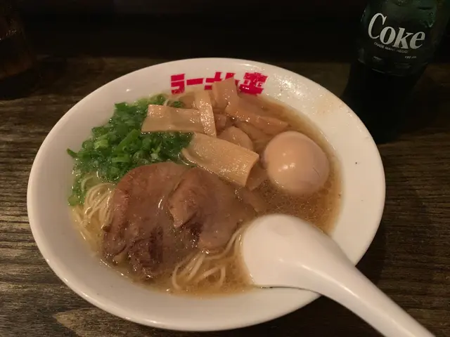 食拉麵🍜第一件事梗係要飲湯先!
牛尾湯好清甜,
入口感覺幾清新,又唔會太油膩,
麵條方面,係師傅每日自家新鮮製作,
幼麵麵身彈牙,軟硬適中,
牛舌雖然唔係厚切,
但口感十足,肉香有嚼勁!☺️
配菜香筍清甜爽脆