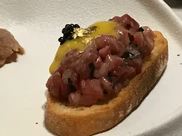 A5和牛多士配蛋黃醬伴魚子醬