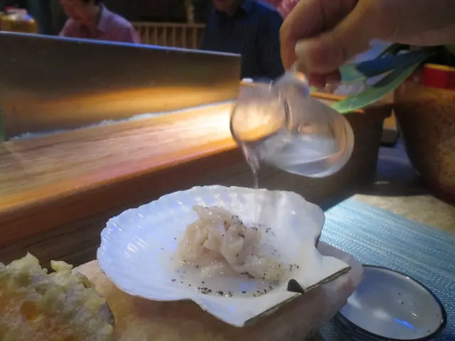 淋上清酒,灑上胡椒和鹽提味