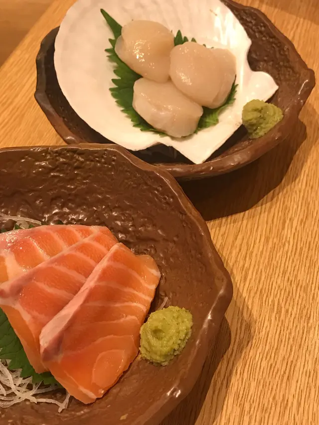 帆立貝和鮭魚刺身